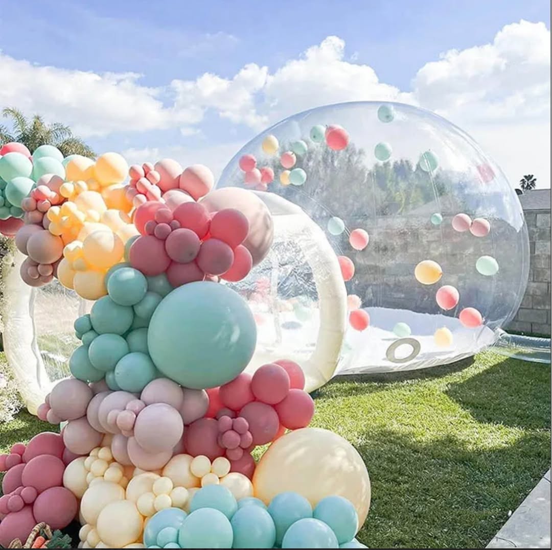 Διάφανο Bubble House γεμάτο πολύχρωμα μπαλόνια σε event