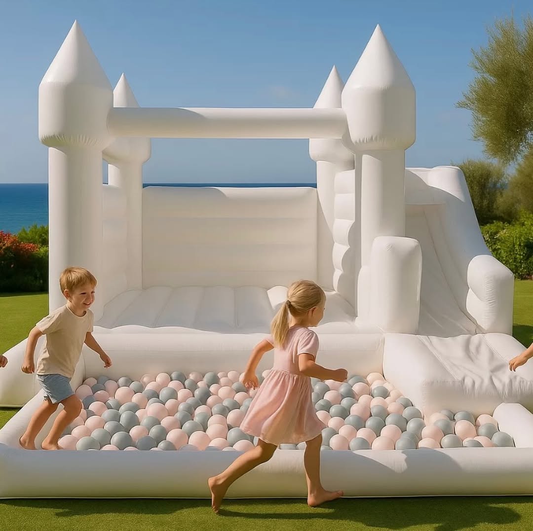 Λευκό φουσκωτό κάστρο με τσουλήθρα και ball pit σε event