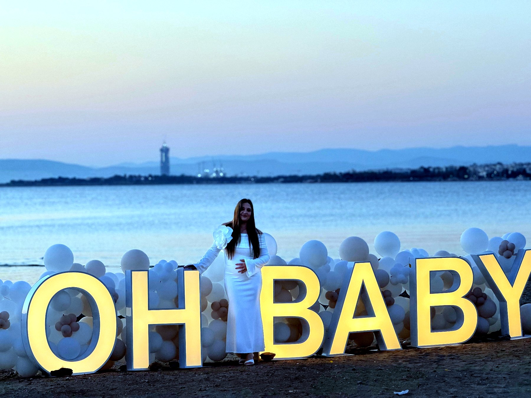 Φωτιζόμενα γράμματα OH BABY σε baby shower με μπαλόνια
